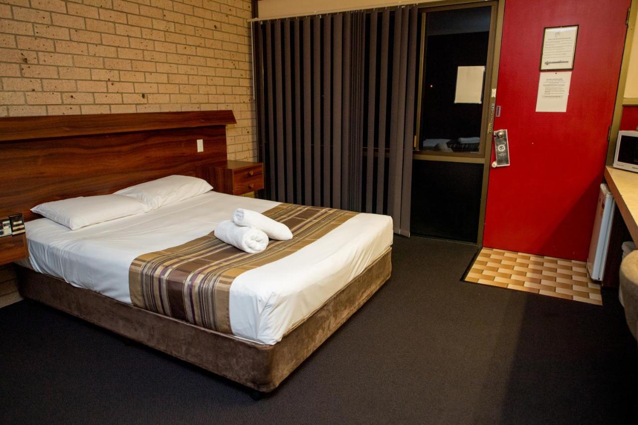 Sarina Motor Inn Extérieur photo