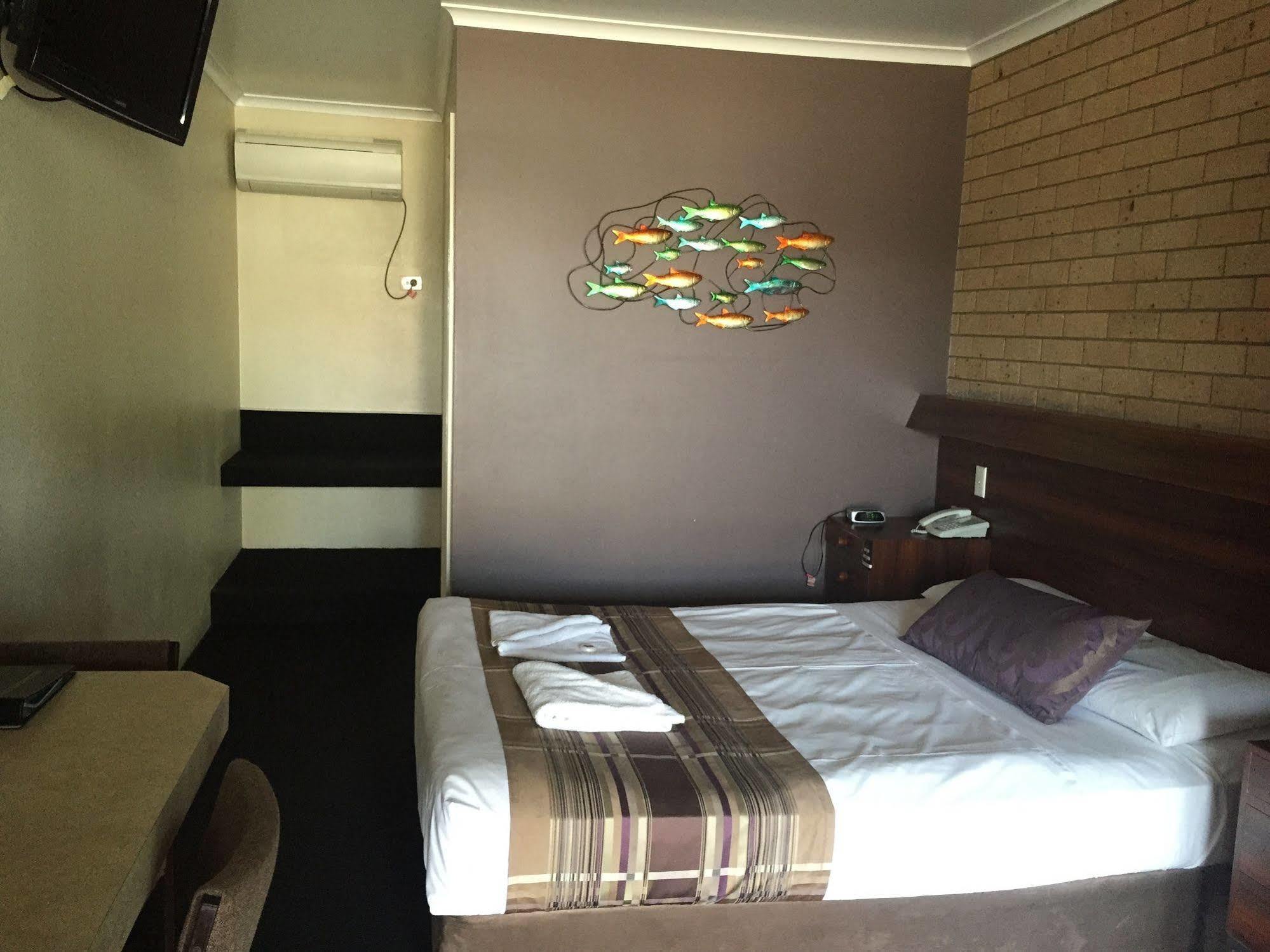 Sarina Motor Inn Extérieur photo