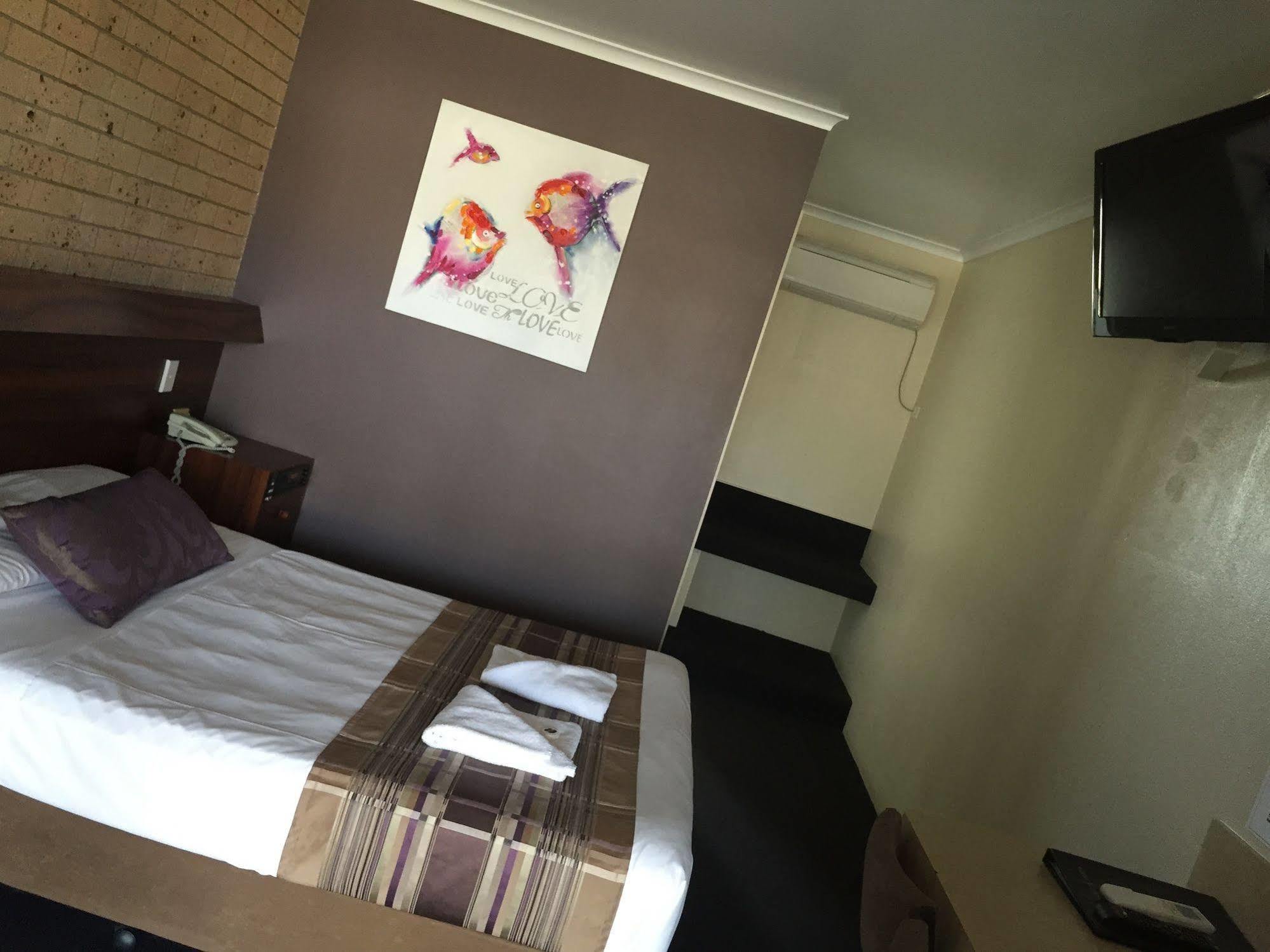Sarina Motor Inn Extérieur photo