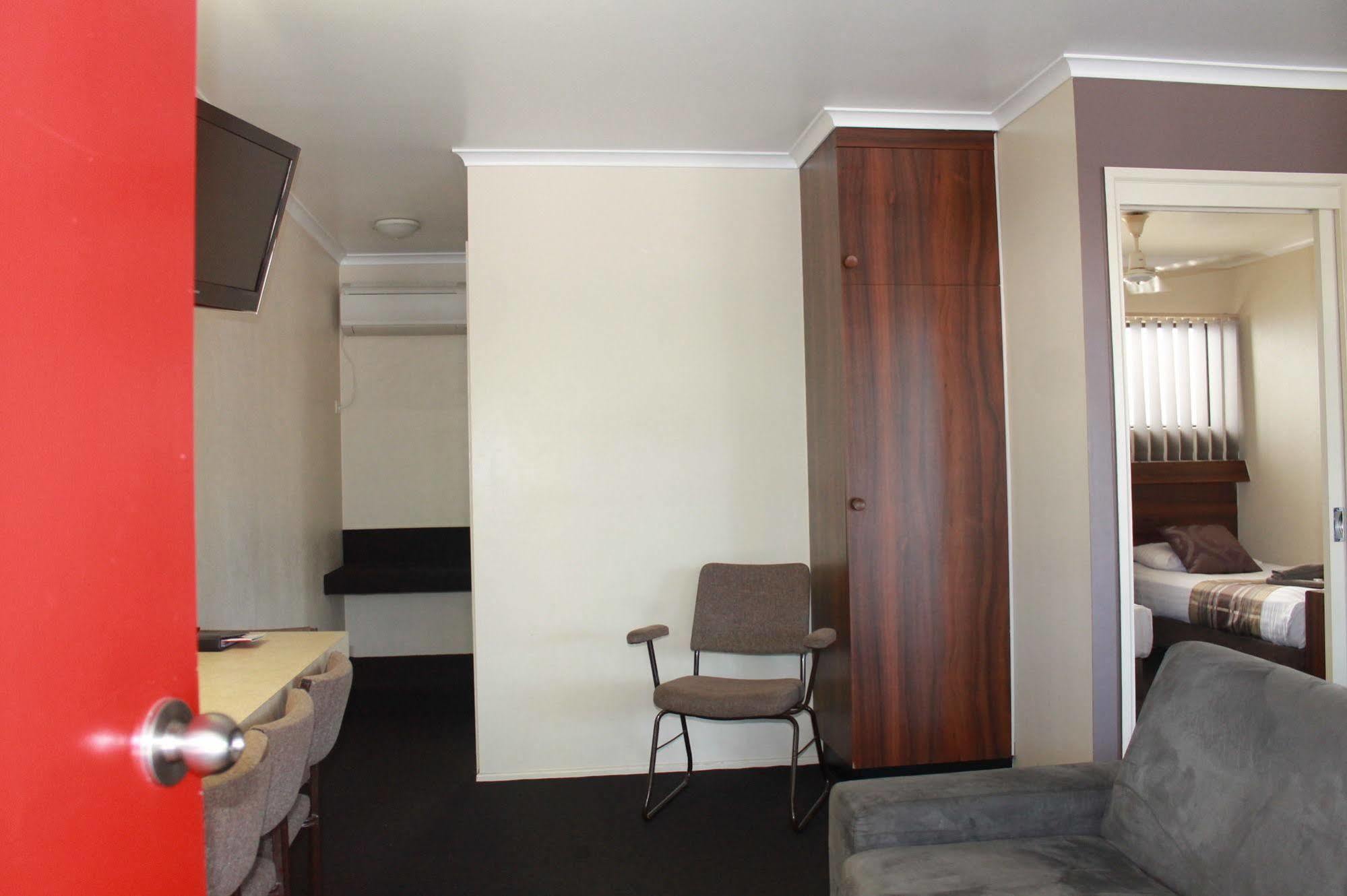 Sarina Motor Inn Extérieur photo