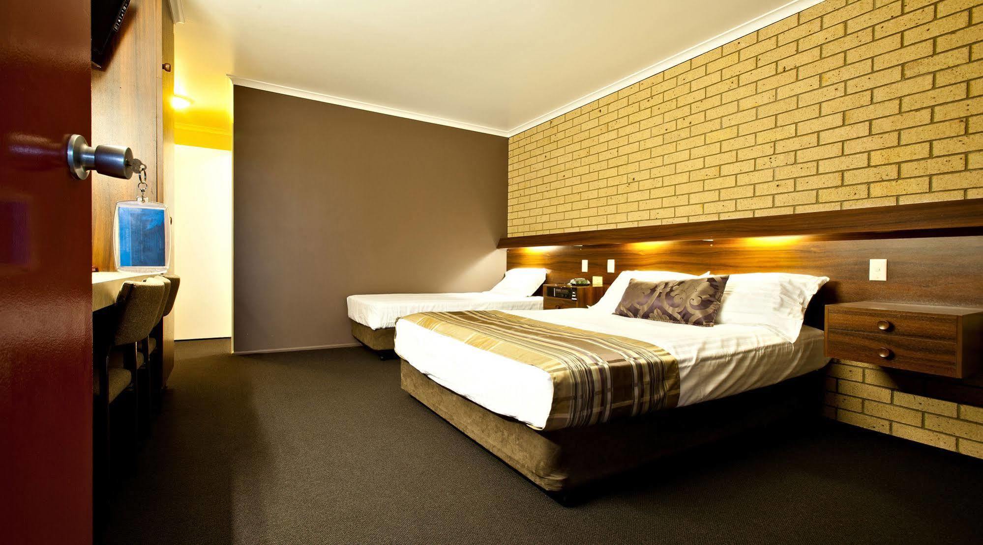 Sarina Motor Inn Extérieur photo