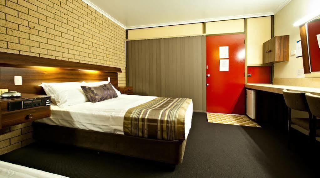 Sarina Motor Inn Extérieur photo
